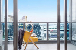 A 2BR Apt with Harbour Views and FREE Parking